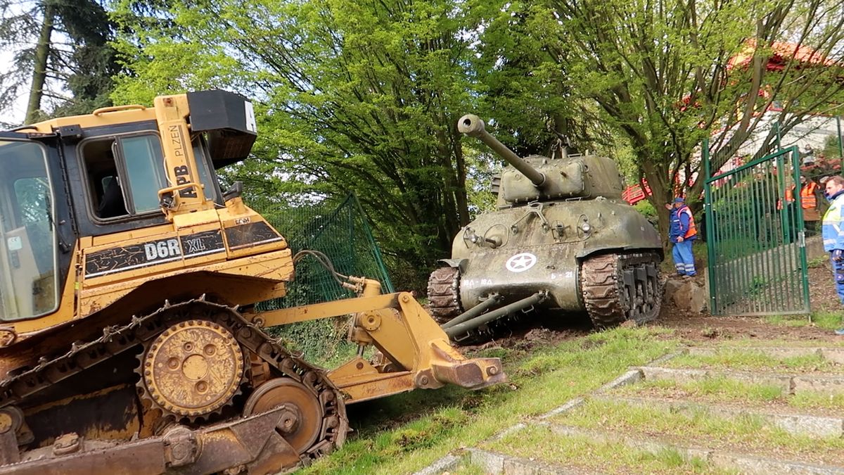 Operace Sherman. Legendární tank odvezli z Plzně, čeká jej renovace